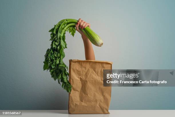 vegetarian shopping - knolselderij stockfoto's en -beelden