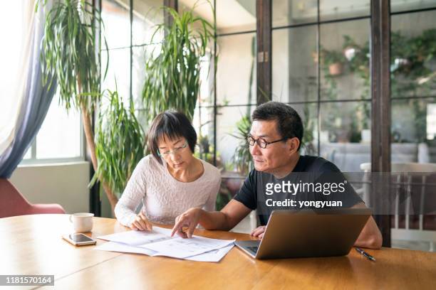 äldre par som arbetar i en design studio - design studio woman chinese laptop bildbanksfoton och bilder
