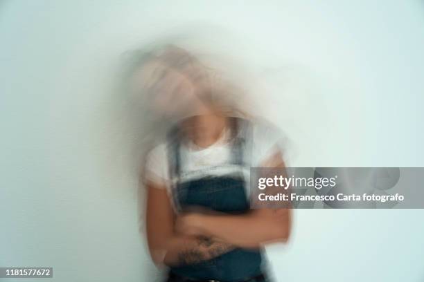 emotional stress - alleen één jonge vrouw stockfoto's en -beelden