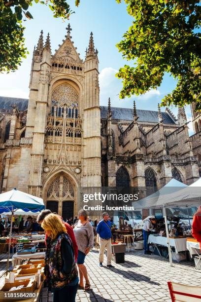 mercado da cidade de limoges e catedral, france - limoges - fotografias e filmes do acervo