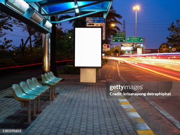 billboards - cartaz-do-ponto-de-ônibus - fotografias e filmes do acervo