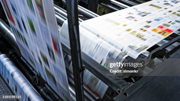 carta stampata che si muove tra i rulli - tipografia foto e immagini stock