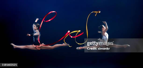 gymnastes exécutant avec le ruban - gymnastique rythmique et sportive photos et images de collection
