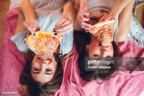 weibliche schlummer-party - übernachtungsparty stock-fotos und bilder