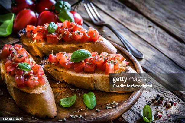 hemlagad italiensk bruschetta på rustikt träbord - italiensk mat bildbanksfoton och bilder