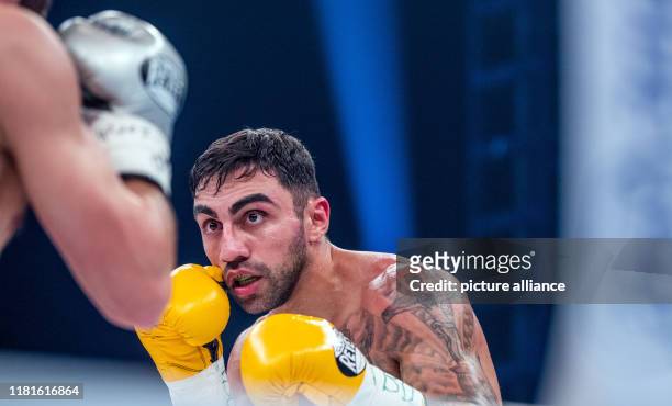 November 2019, Hamburg: Boxing: Artem Harutyunyan is boxing against Islam Dumanov for the International IBO title. The new Universum-Boxstall in...