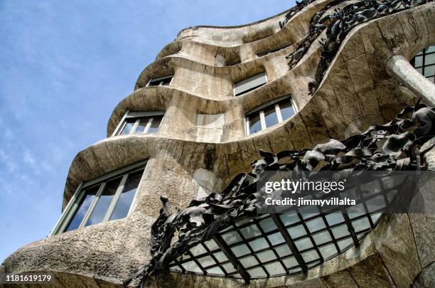 casa mila, la pedrera. barcelona - casa milà stock-fotos und bilder