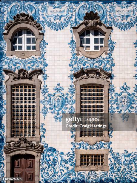 porto portugal, igreja do carmo connected to its twin church by a house, this baroque church has a well-known tiled side facade. porto portugal - portugal tiles stockfoto's en -beelden