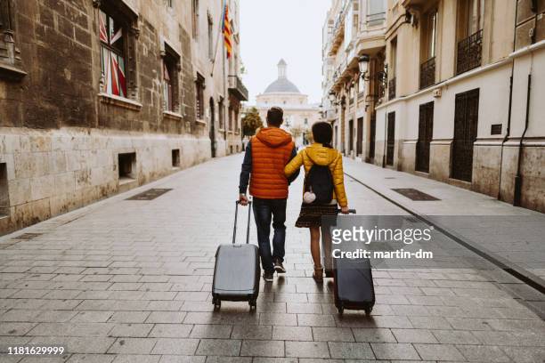 coppia in visita a valencia - viaggio foto e immagini stock