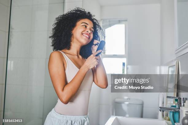 queens wakker in de ochtend en bevestig hun kronen - woman brushing hair stockfoto's en -beelden