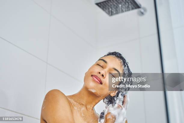 mijn haar voelt al gezonder en sterker - woman in bathroom stockfoto's en -beelden