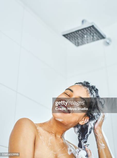 mantenga siempre su cabello en estado saludable y en buen estado - lavarse el cabello fotografías e imágenes de stock