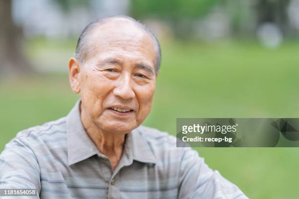 ritratto di uomo adulto anziano all'aperto - japanese old man foto e immagini stock