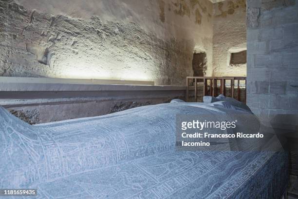 the sarcophagus lid inside the tomb of merneptah (kv8) in the valley of the kings - sarcophagus stockfoto's en -beelden