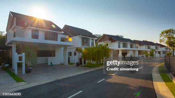 modern exterior housing design - private terrace balcony stockfoto's en -beelden