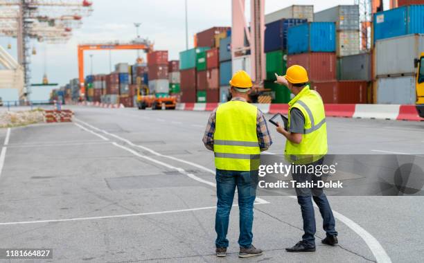 bestandsaufnahme der werft - dock worker stock-fotos und bilder