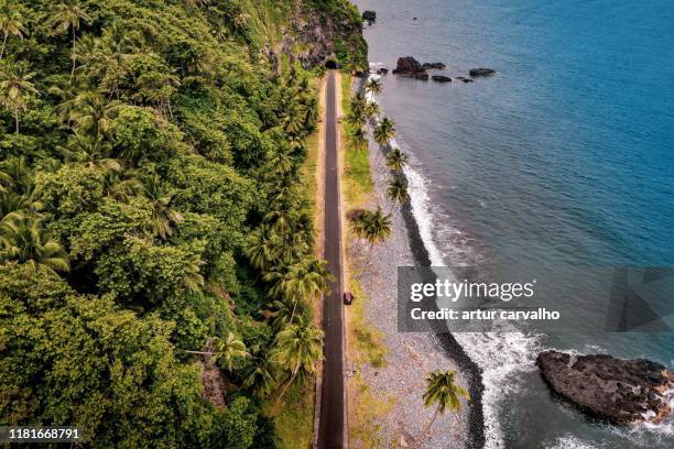 road crossing tropical island from above - príncipe imagens e fotografias de stock