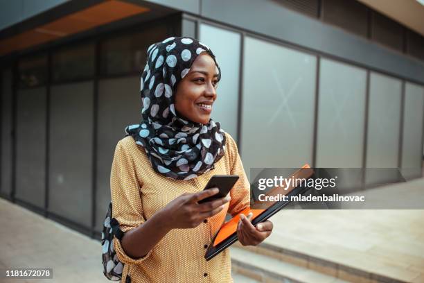 mujer de negocios feliz - islamismo fotografías e imágenes de stock
