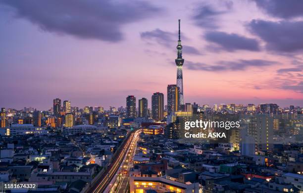 tokyo skytree und tokiostadtbild - japan skyline stock-fotos und bilder