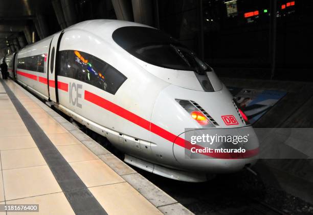 db eurocity zug am flughafenbahnhof - siemens ice 3 elektrische triebzug, frankfurt am main, deutschland - ice zug stock-fotos und bilder