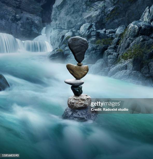 balancing stones in river - stabilität stock-fotos und bilder