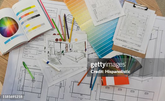 Blaue Drucke, Farbfeld, Bleistiftfarben, Skizzen, Pläne und Dokumente für eine Hausrenovierung Blaue Drucke, Farbfeld, Bleistiftfarben, Skizzen, Pläne und Dokumente für eine Hausrenovierung