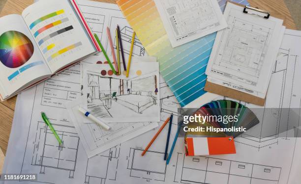 stampe blu, campione di colore, colori della matita, schizzi, piani e documenti per una ristrutturazione della casa - progettare foto e immagini stock
