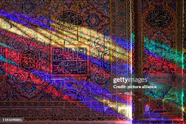 Farbige Lichtspiele auf einer Wand in der Nasir-ol-Molk-Moschee , auch bekannt als Pinke Moschee in der iranischen Stadt Schiras, aufgenommen am .