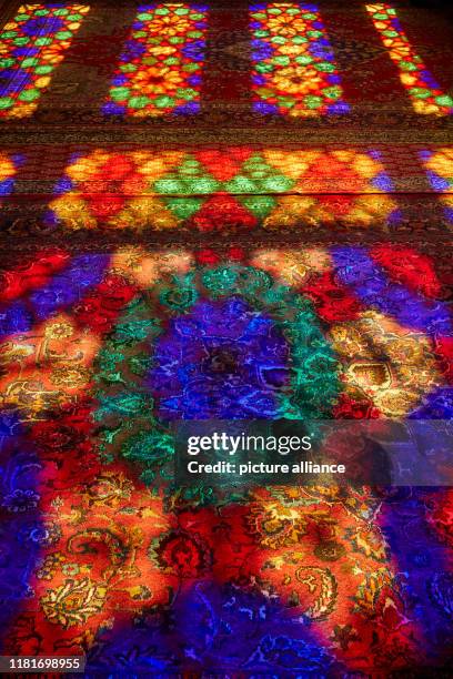 Farbige Lichtspiele auf dem Boden der Nasir-ol-Molk-Moschee , auch bekannt als Pinke Moschee in der iranischen Stadt Schiras, aufgenommen am .