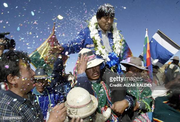 Evo Morales Ayma, líder cocalero y diputado nacional, es llevado en hombros el 02 de agosto de 2005 por pobladores de Orinoca, a 450 Km de La Paz....