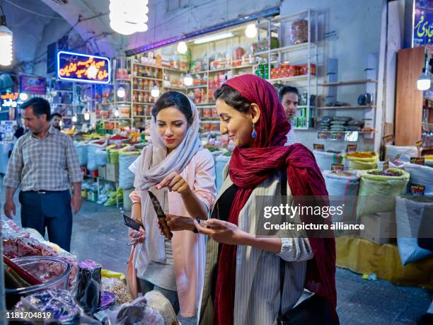 Zwei junge Frauen auf dem großen Basar der Stadt Isfahan im Süden des Irans, aufgenommen am . Der Basar am Imam-Platz gilt als einer der größten und...