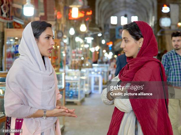 Zwei junge Frauen auf dem großen Basar der Stadt Isfahan im Süden des Irans, aufgenommen am . Der Basar am Imam-Platz gilt als einer der größten und...