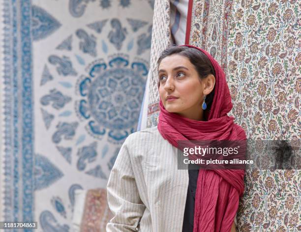 Porträt einer junge Frau auf dem großen Basar der Stadt Isfahan im Süden des Irans, aufgenommen am . Der Basar am Imam-Platz gilt als einer der...