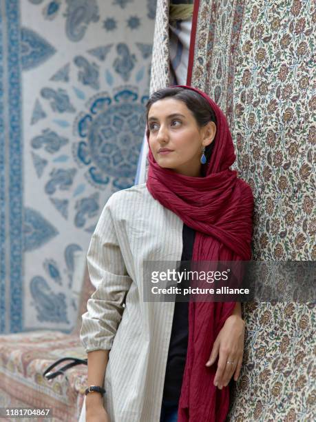 Porträt einer junge Frau auf dem großen Basar der Stadt Isfahan im Süden des Irans, aufgenommen am . Der Basar am Imam-Platz gilt als einer der...