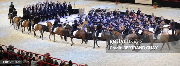 Des écuyers d'élite du Cadre noir de Saumur assistent à une répétition de leur nouveau spectacle de gala, mêlant les arts équestre et lyrique avec la...