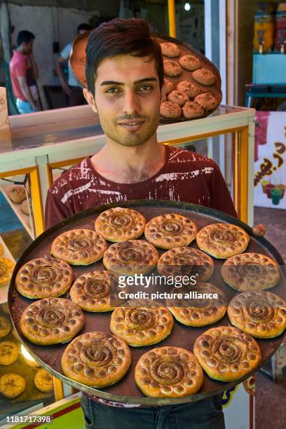 In einer Bäckerei in der Stadt Fuman im Iran werden Kekse gebacken, für die die Stadt bekannt ist, aufgenommen am . Die Kekse, auch bekannt als...