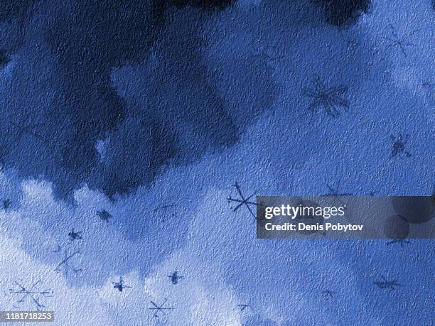 schöne schneeflocken fallen vom wolkenverhangenen himmel. - schneesturm stock-grafiken, -clipart, -cartoons und -symbole