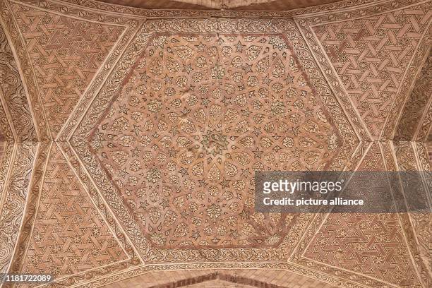 Ornamentale Schriftzüge in einem Deckengewölbe im Mausoleum des Öldscheitü in der Stadt Soltaniye im Iran, aufgenommen am . Zwischen 1302 und 1312...