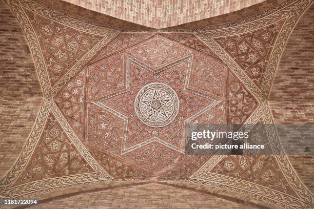 Ornamentale Schriftzüge in einem Deckengewölbe im Mausoleum des Öldscheitü in der Stadt Soltaniye im Iran, aufgenommen am . Zwischen 1302 und 1312...