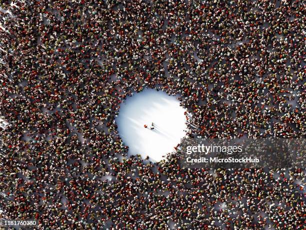 menselijke menigte rond drie mensen op witte achtergrond - circle of people stockfoto's en -beelden