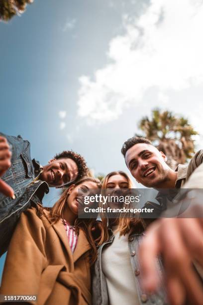 freunde umarmen sich in barceloneta - menschengruppe stock-fotos und bilder