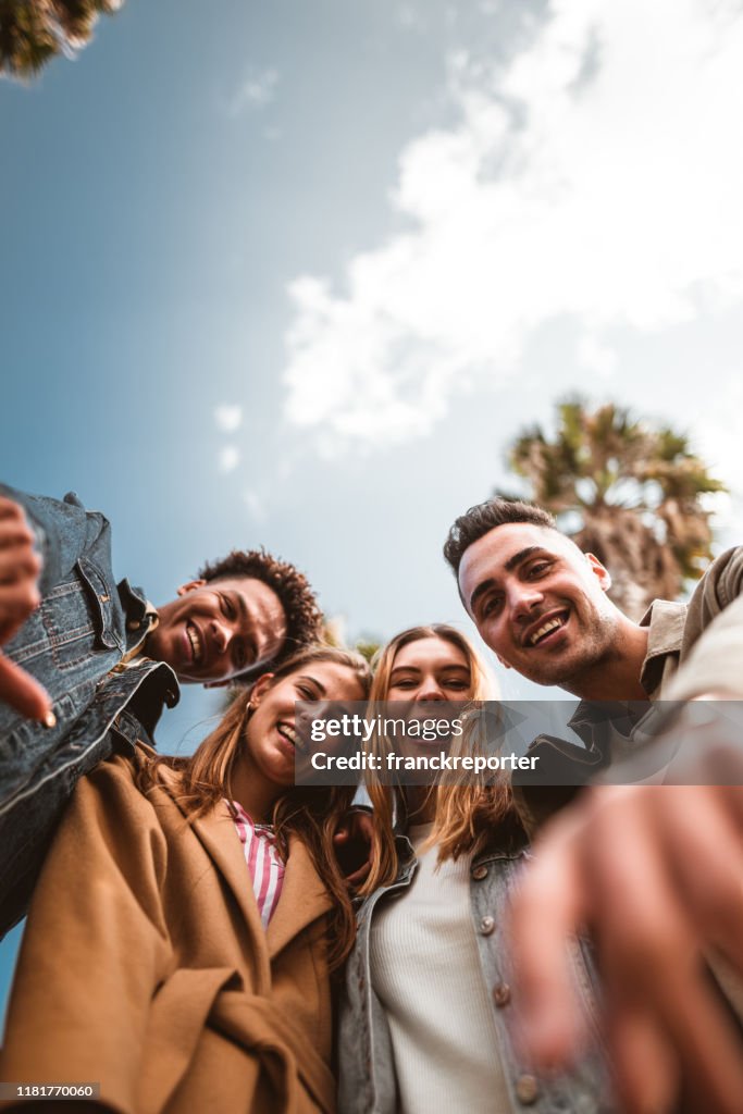 Amigos abraçando em Barceloneta