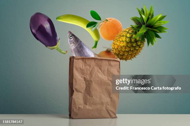 food shopping - papier tasche offen stock-fotos und bilder