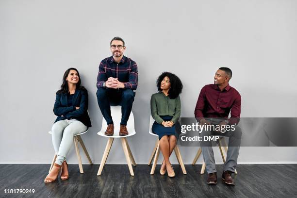 niets verheert uw kansen op succes zoals vertrouwen - chair business stockfoto's en -beelden