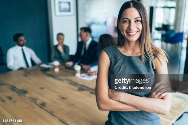 verticale de femme d'affaires confiante - director office photos et images de collection