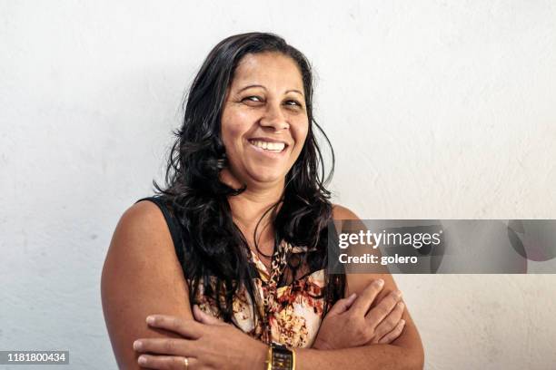 retrato da mulher brasileira de sorriso na frente da parede branca - classe trabalhadora - fotografias e filmes do acervo