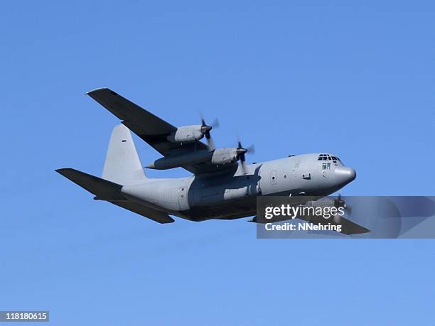 militar avião cargueiro lockheed c130 hércules voando no céu azul - lockheed c 130 hercules - fotografias e filmes do acervo