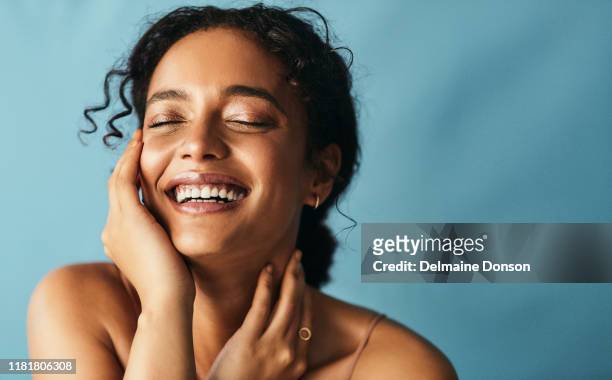 geluk maakt je gloed - beautiful female face stockfoto's en -beelden