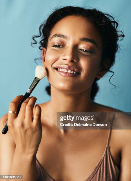 el mejor maquillaje es una piel sana y brillante - applying makeup with brush fotografías e imágenes de stock