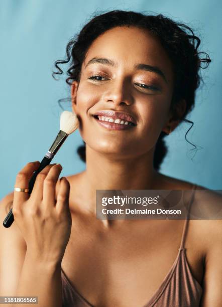 il miglior trucco è una pelle sana e luminosa - applying makeup with brush foto e immagini stock
